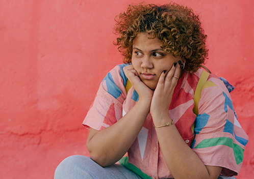Junge mit Locken schaut besorgt